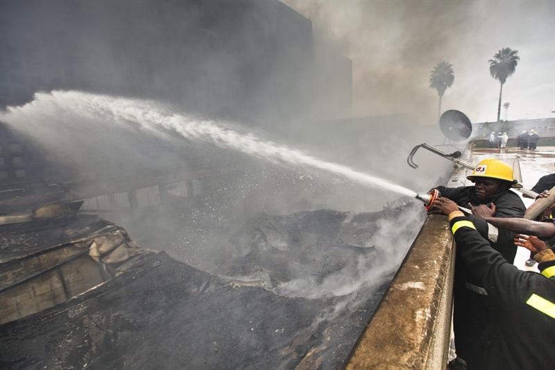 Enorme incendio deja a aeropuerto de Kenia sin vuelos internacionales