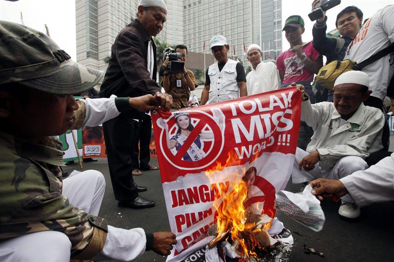 Musulmanes protestan contra celebración de Miss Mundo en Indonesia