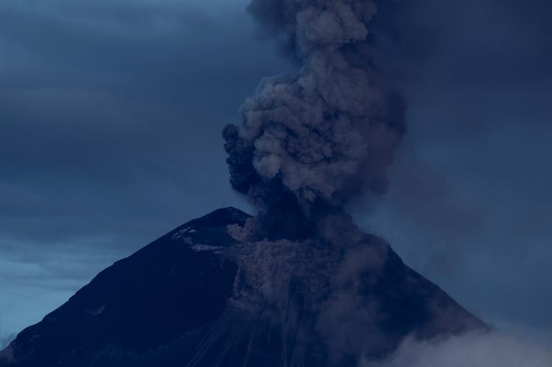 Volcán Tungurahua registra actividad moderada y emisiones de ceniza
