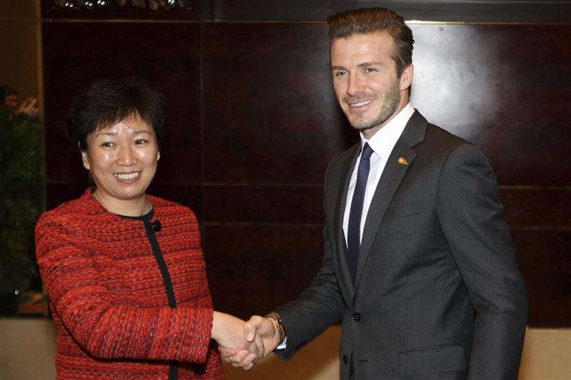 Beckham arrastra multitudes en China jugando en traje y corbata