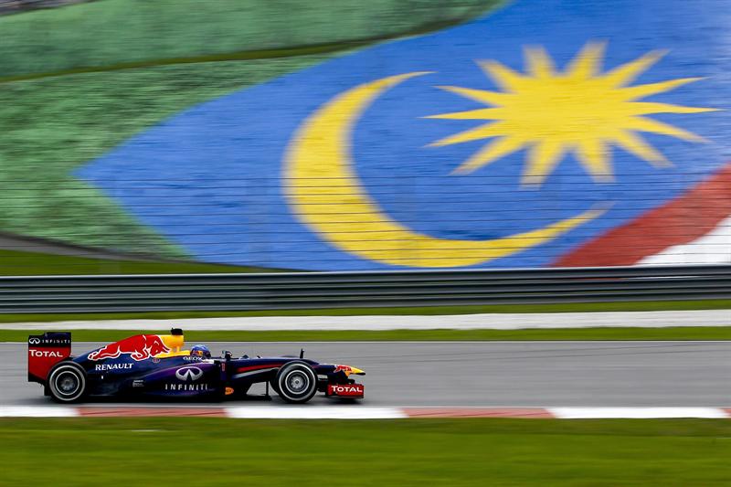 Vettel triunfa en Malasia y Alonso abandona en la segunda vuelta