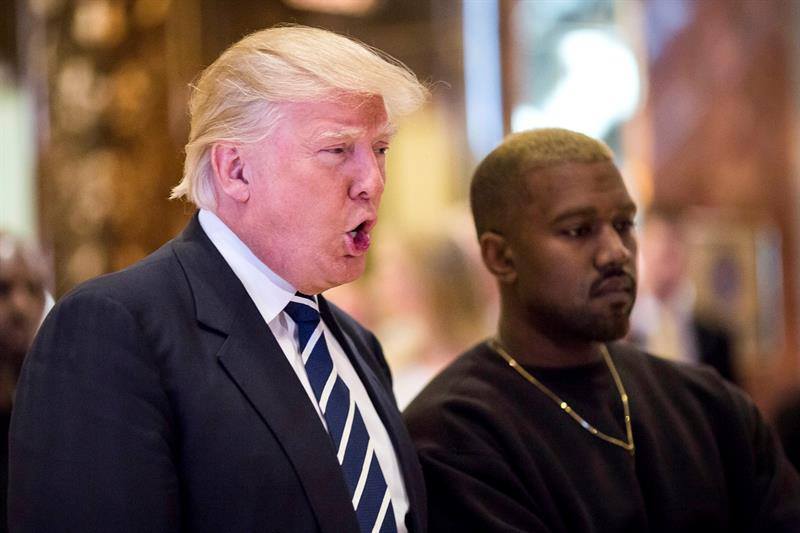 El rapero Kanye West sale del hospital y visita a Donald Trump