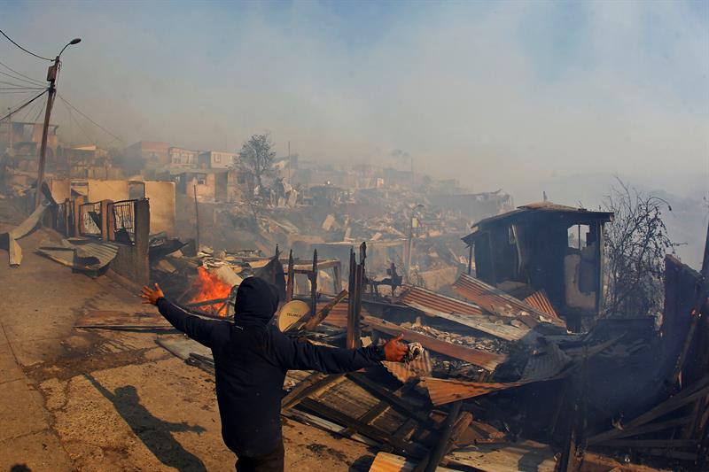 120 Viviendas quemadas, 19 heridos y 400 evacuados por incendio en Valparaíso
