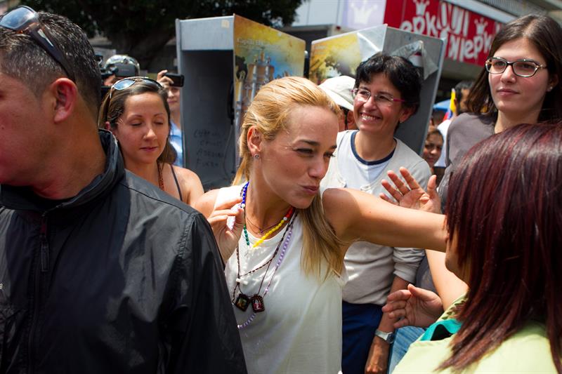 Esposa de López dice no habrá diálogo hasta que presos políticos estén libres