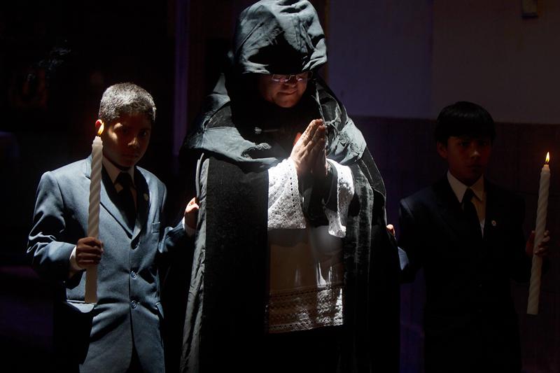 El &quot;Arrastre de caudas&quot;, un viejo rito católico que sobrevive en Quito