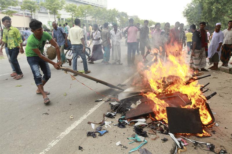 4 arrestados por derrumbe en Bangladesh que dejó al menos 346 muertos