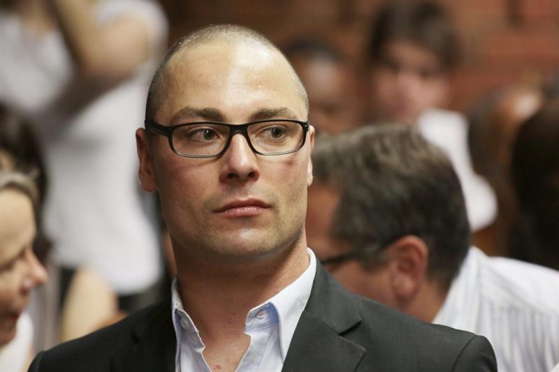 El hermano de Oscar Pistorius está acusado de homicidio voluntario