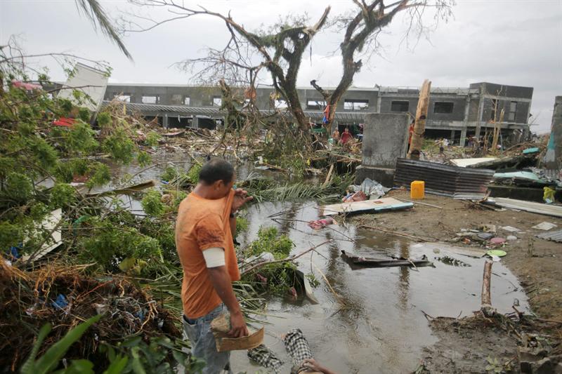Estiman más de 10.000 muertos por tifón Haiyan en Filipinas