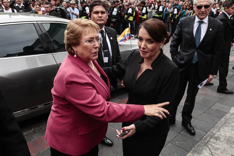 Rafael Correa recibe a Michelle Bachelet en el palacio de Carondelet