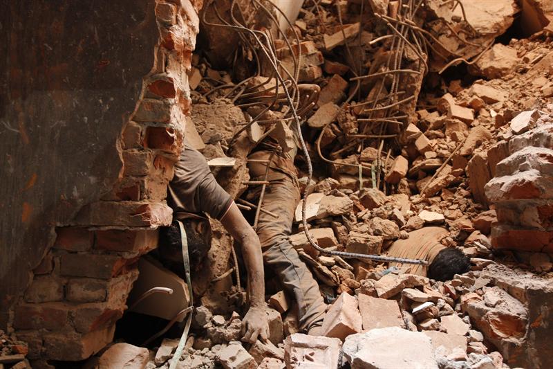 Al menos 243 muertos en el último siniestro en fábrica textil de Bangladesh