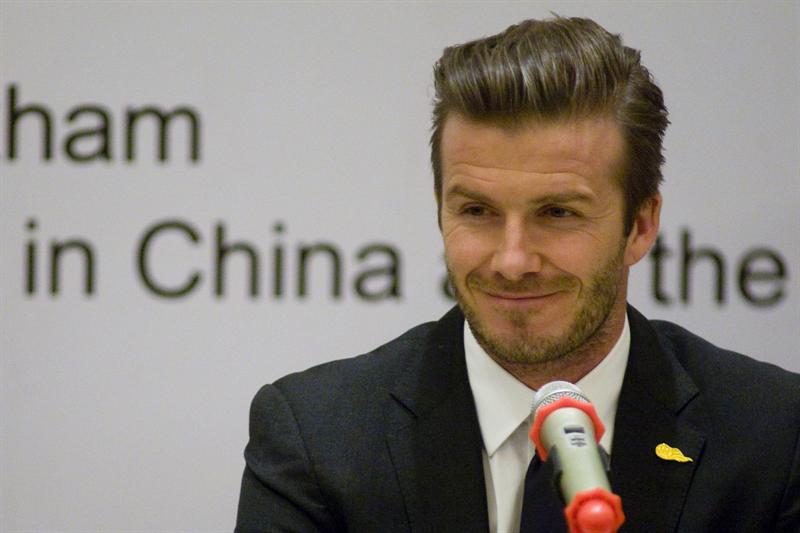 Beckham arrastra multitudes en China jugando en traje y corbata
