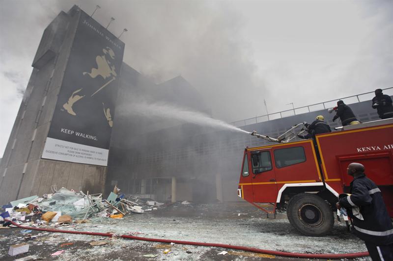 Enorme incendio deja a aeropuerto de Kenia sin vuelos internacionales