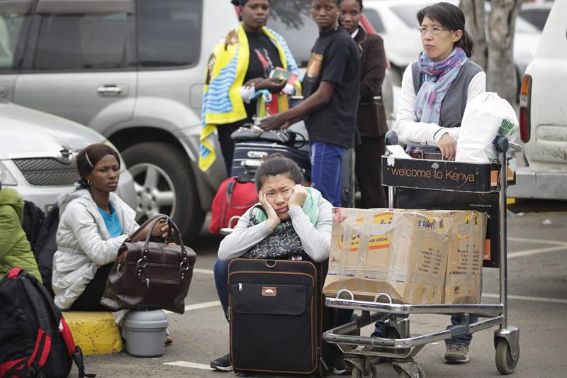 Enorme incendio deja a aeropuerto de Kenia sin vuelos internacionales