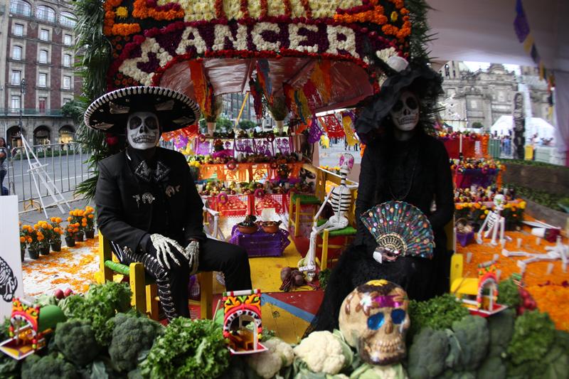 Miles de mexicanos dan gracias a la Santa Muerte por un año más de vida