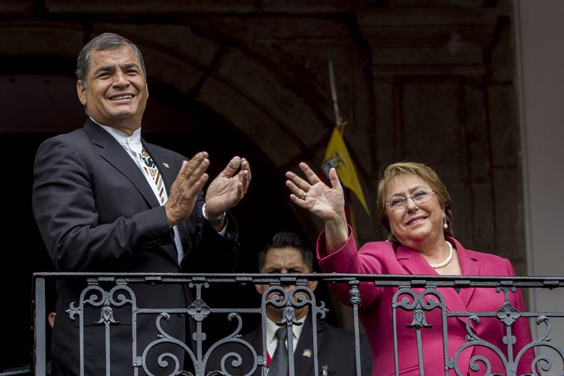 Rafael Correa recibe a Michelle Bachelet en el palacio de Carondelet