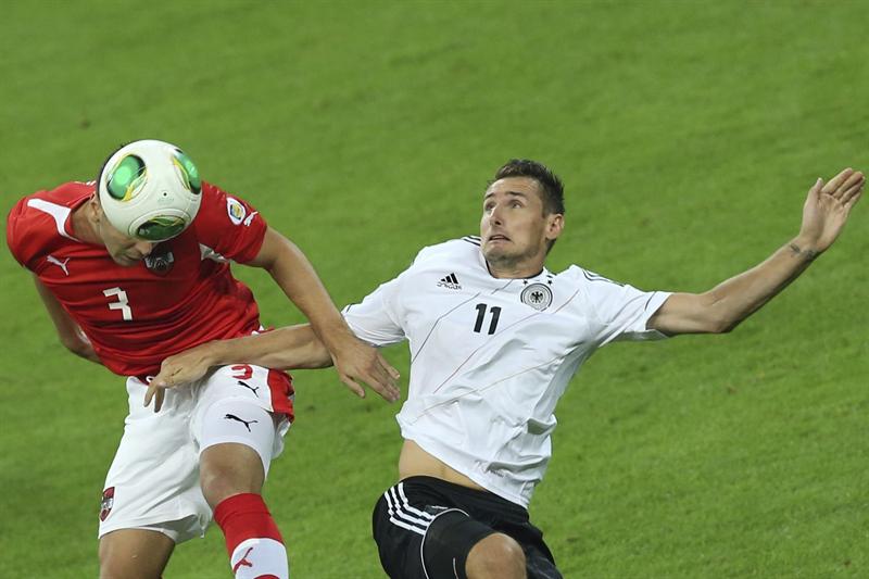 Alemania domina y golea y pone un pie en el Mundial