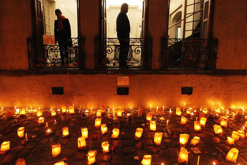 Miles de velas se encendieron esta noche en Chile por 40 aniversario de golpe