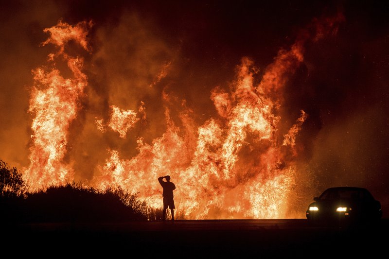 California: Incendio consume casas en comunidad de jubilados
