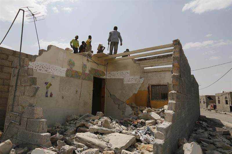 Enfrentamientos y bombardeos violan primer día de tregua en Yemen