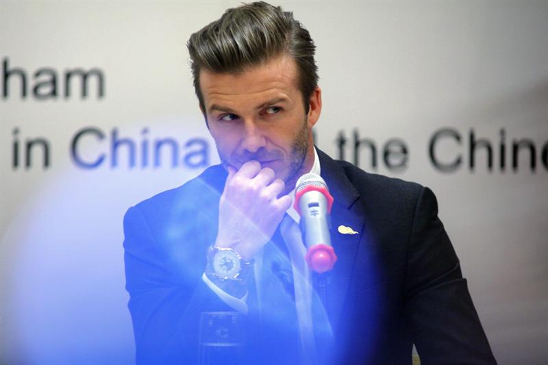 Beckham arrastra multitudes en China jugando en traje y corbata