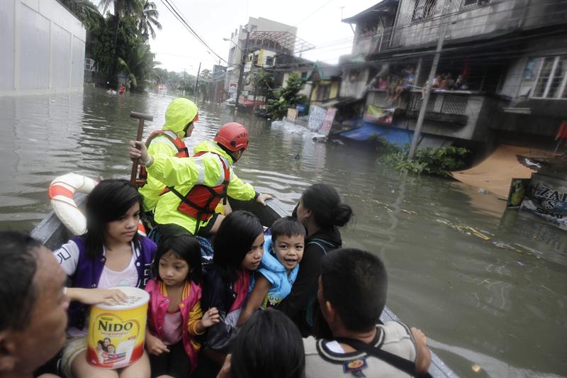 Ocho muertos y 200.000 evacuados por las inundaciones de Filipinas