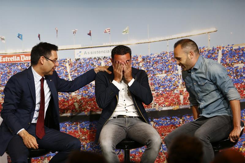 Xavi se conmovió en acto del Barca por su despedida