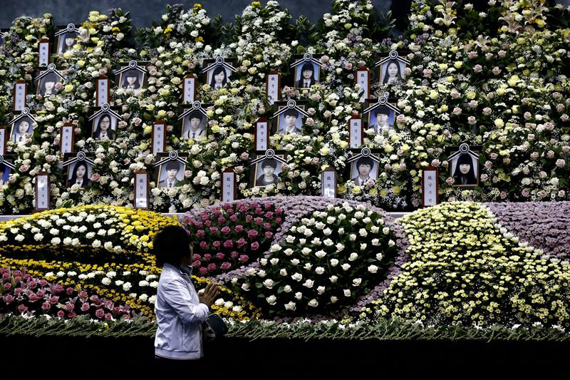 Casi 100 cuerpos permanecen aún en el ferri surcoreano hundido hace 15 días