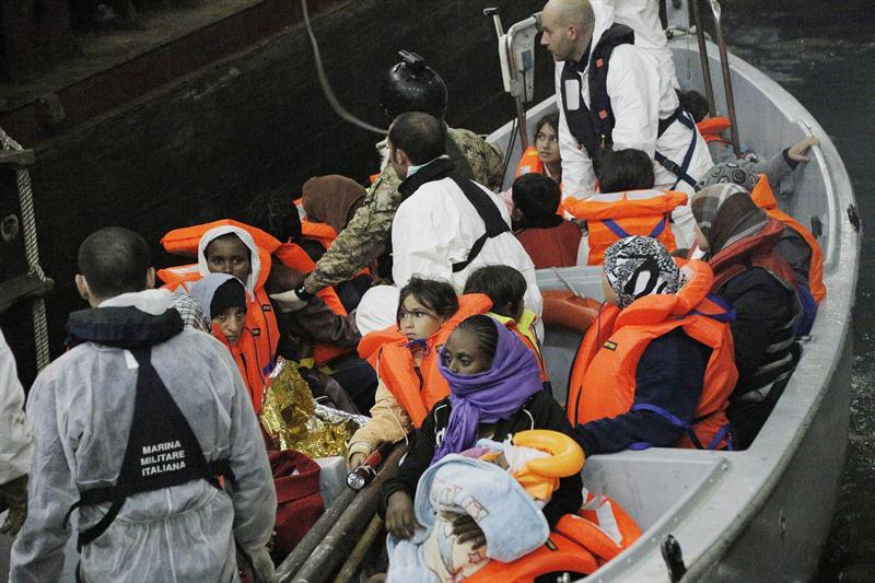 Rescatan a más de 700 refugiados en estrecho de Sicilia