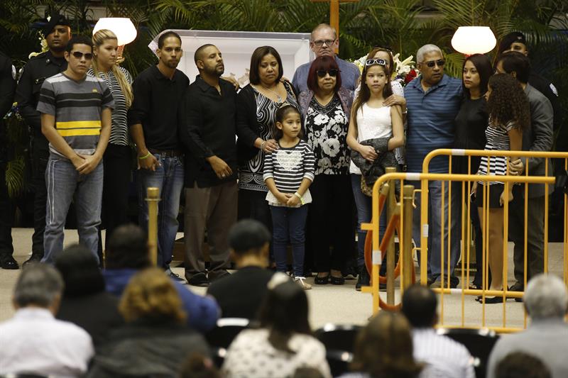Miles de puertorriqueños en primer día de velorio de Cheo Feliciano