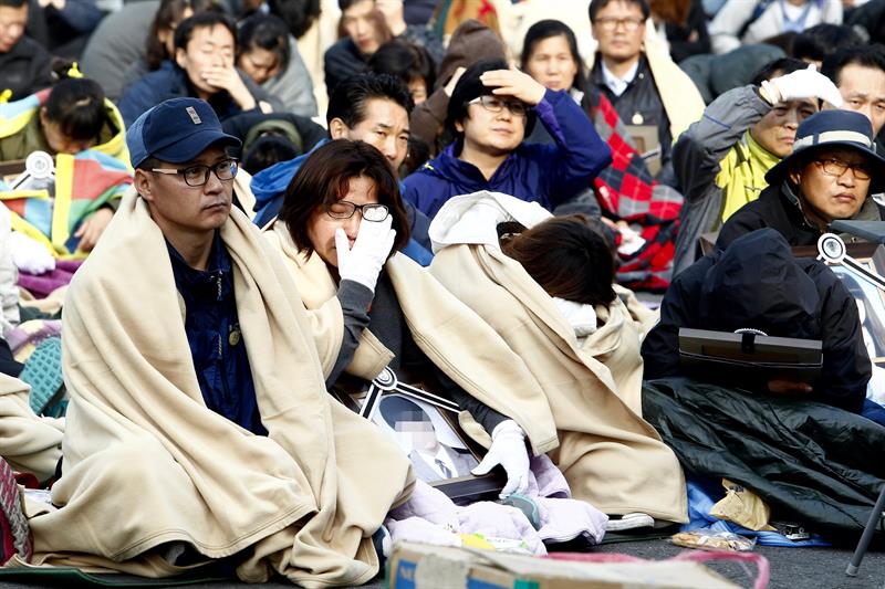 Padres de las víctimas del ferri surcoreano se manifiestan en Seúl