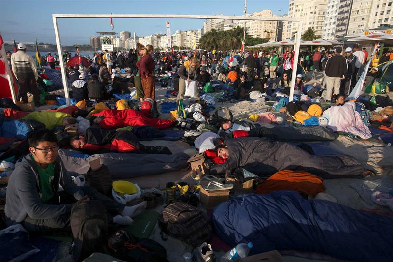 Fieles transformaron Copacabana en un campamento durante vigilia