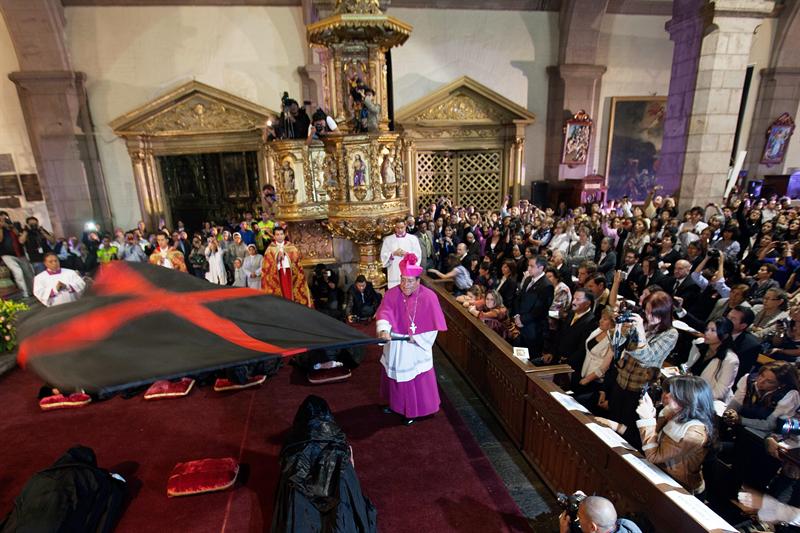 El &quot;Arrastre de caudas&quot;, un viejo rito católico que sobrevive en Quito