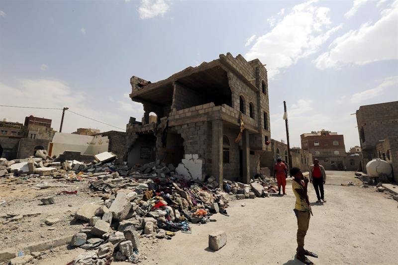 Enfrentamientos y bombardeos violan primer día de tregua en Yemen