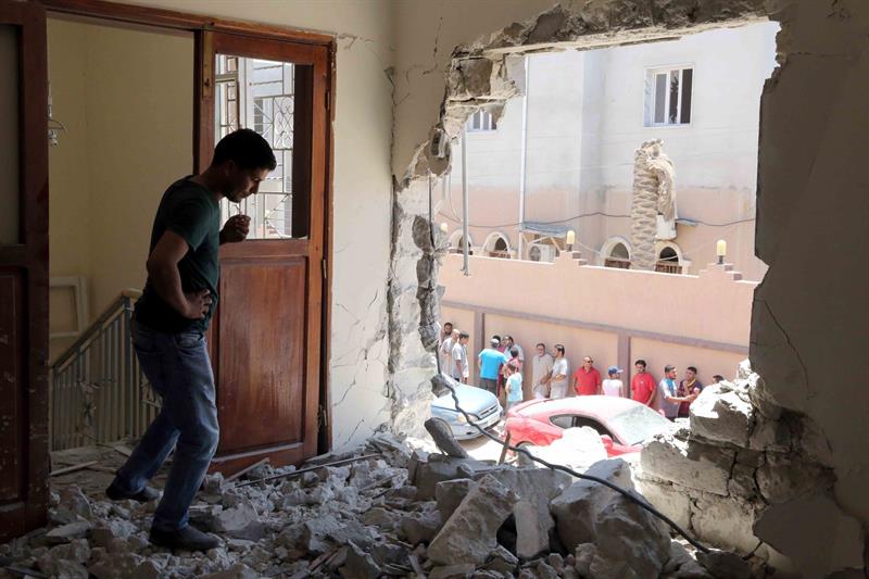 Recrudecen los combates en Libia, extranjeros abandonan el país