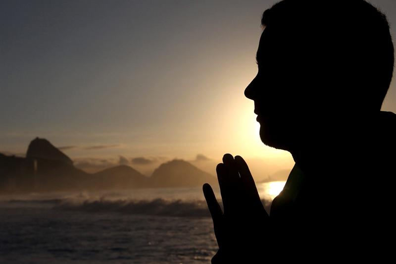 Fieles transformaron Copacabana en un campamento durante vigilia