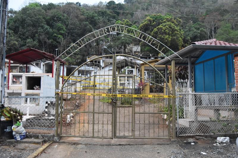 Las autoridades cerraron el cementerio Municipal mientras duran los trabajos de remediación.