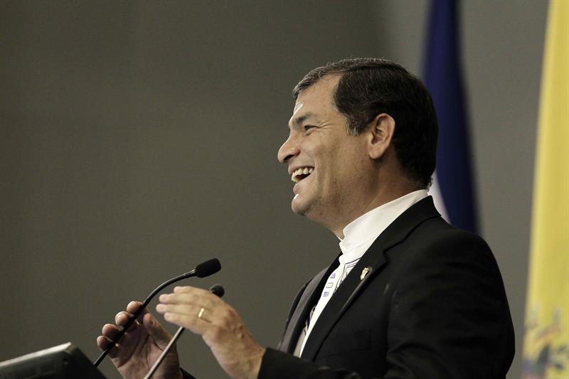 Correa viaja a Chile para reunión con Bachelet y recibir doctorado honorífico