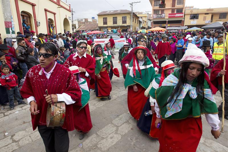 Con música, comparsas y desfiles se celebró el feriado de Carnaval en Ecuador