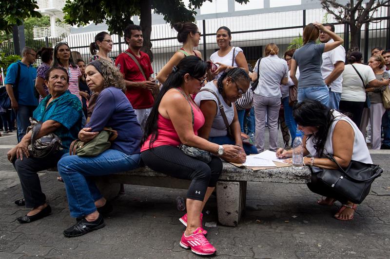 Venezolanos firman por referendo revocatorio contra Maduro