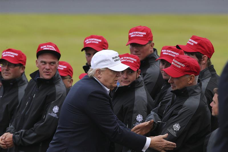 Manifestantes con bandera mexicana estropean paseo de Donald Trump