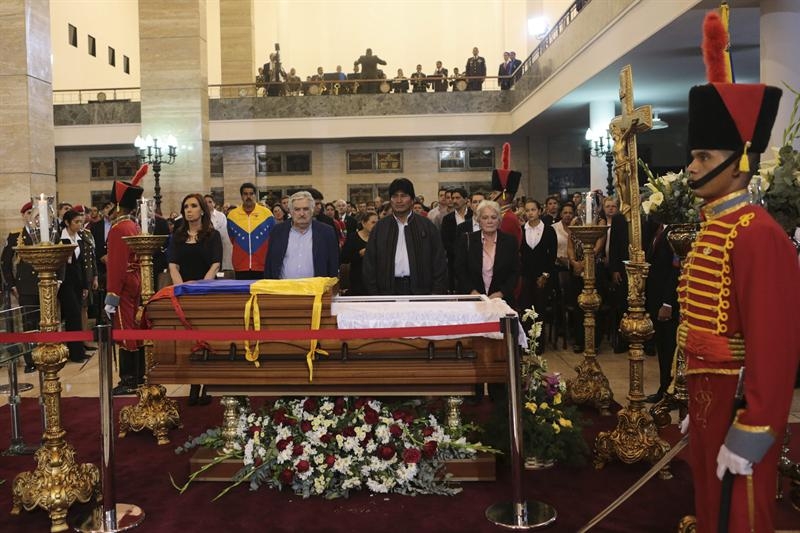 Un funeral con aire electoral