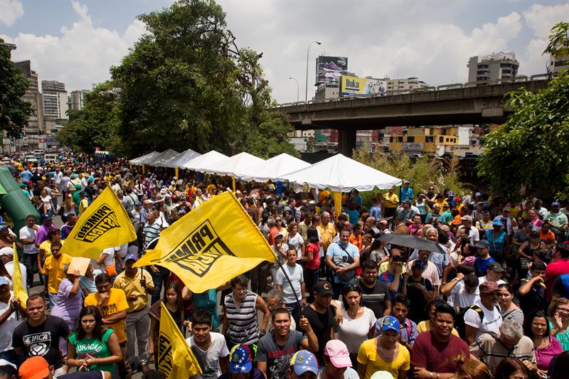 Venezolanos firman por referendo revocatorio contra Maduro
