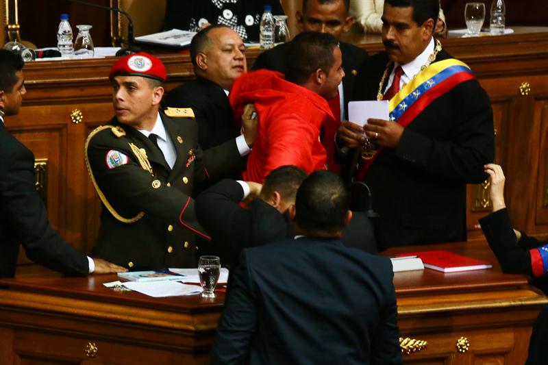 Ordenan detención para sujeto que interrumpió discurso de Maduro