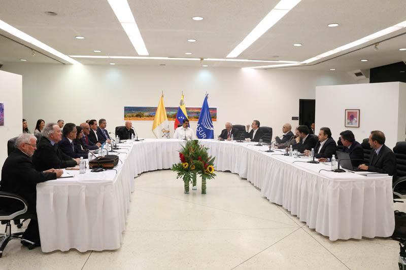 Maduro y oposición se reúnen para hablar sobre crisis en Venezuela