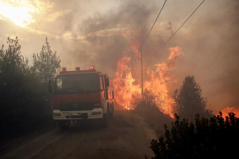 Confirman 20 muertos en incendios que rodean Atenas