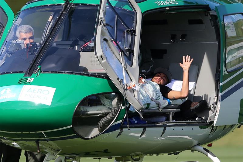 Neymar abandona la concentración de Brasil en helicóptero