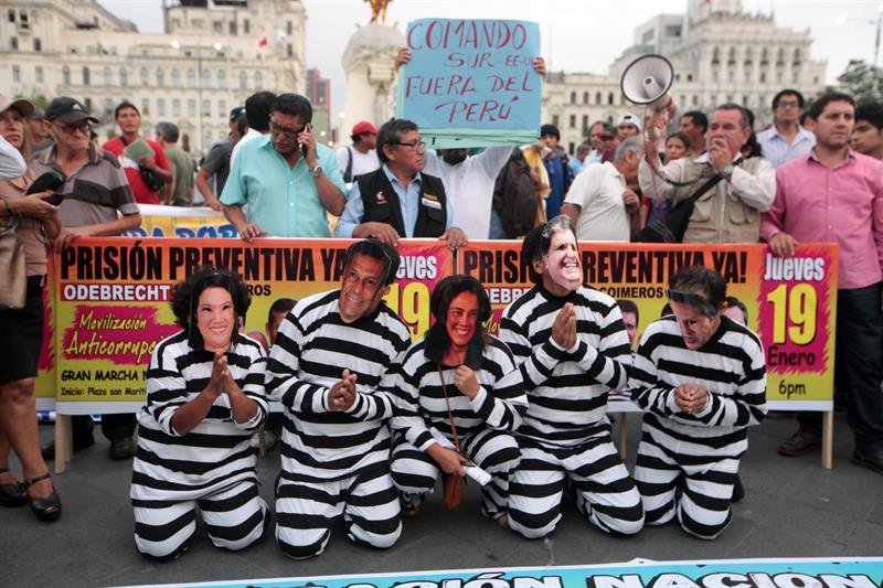 Peruanos piden prisión de políticos, incluido Kuczynski, por caso Odebrecht