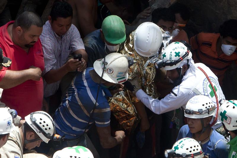 Rescate de 8 atrapados en mina en Honduras entre el peligro y malos augurios