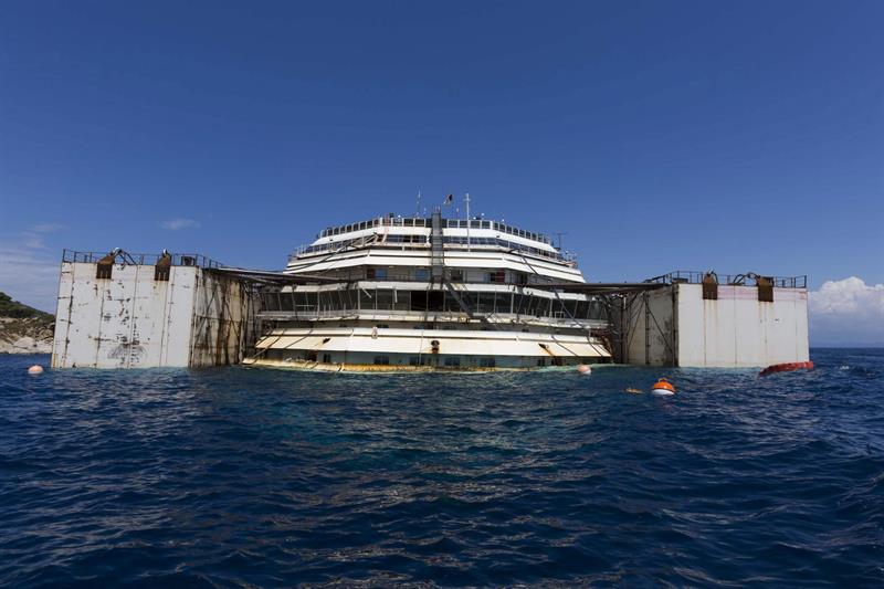 El Costa Concordia vuelve a flote dos años y medios después del desastre