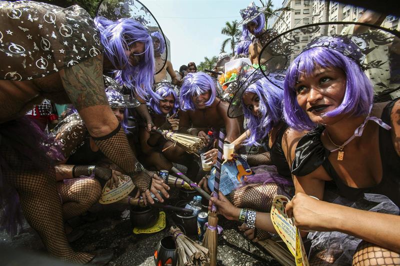 Carnaval callejero reúne a una multitud en el centro de Río